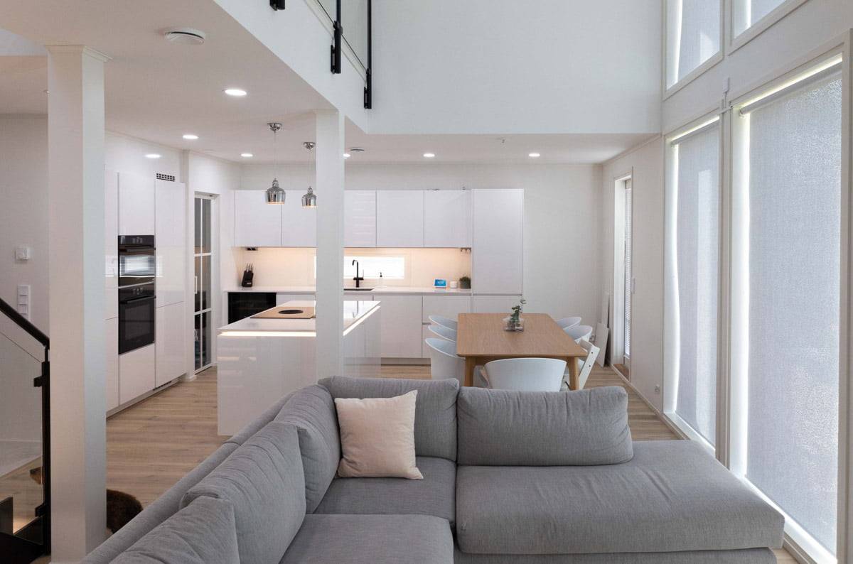 Les luminaires sont répartis uniformément sur l'ensemble de la zone de travail. LedStore.fi
